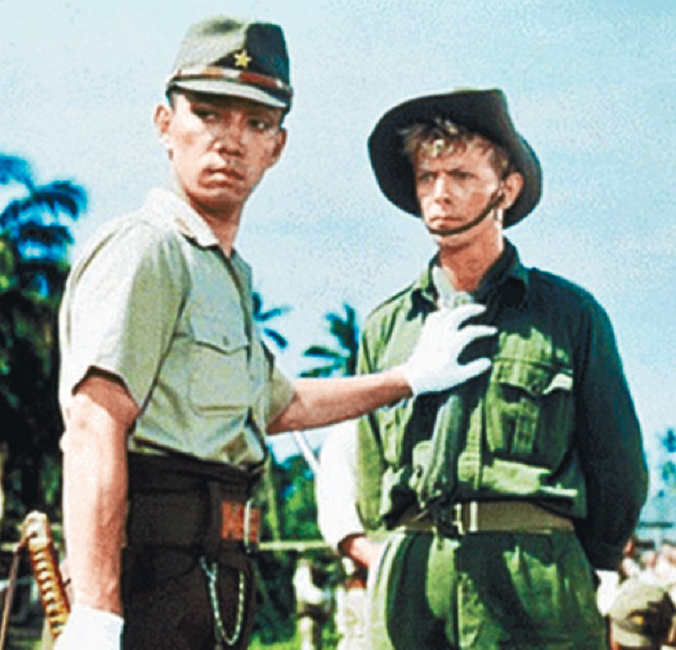 ■坂本龙一曾于电影《战场上的快乐圣诞》中,与大卫宝儿结缘后成为知交。 ■坂本龙一曾于电影《战场上的快乐圣诞》中,与大卫宝儿结缘后成为知交。