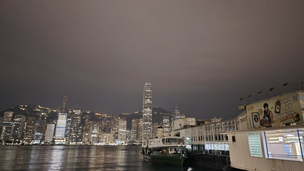 本港地区今日大致多云，早晚清凉及有一两阵雨。黎志伟摄