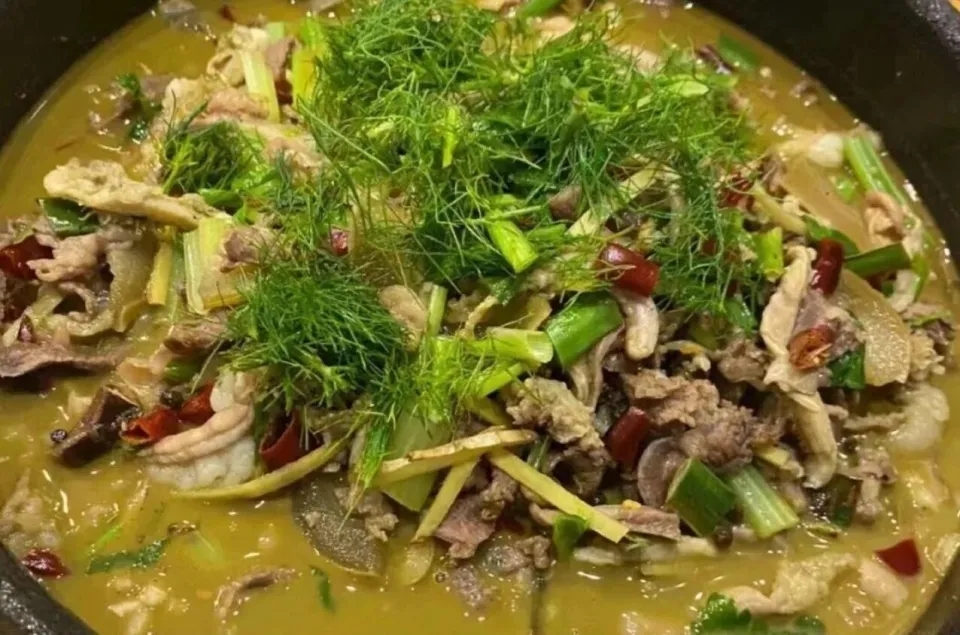 牛癟火鍋，又被稱為「百草湯」。