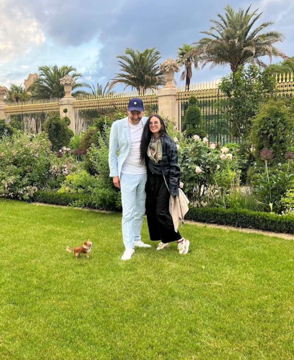 狄美摩亞一臉幸福。