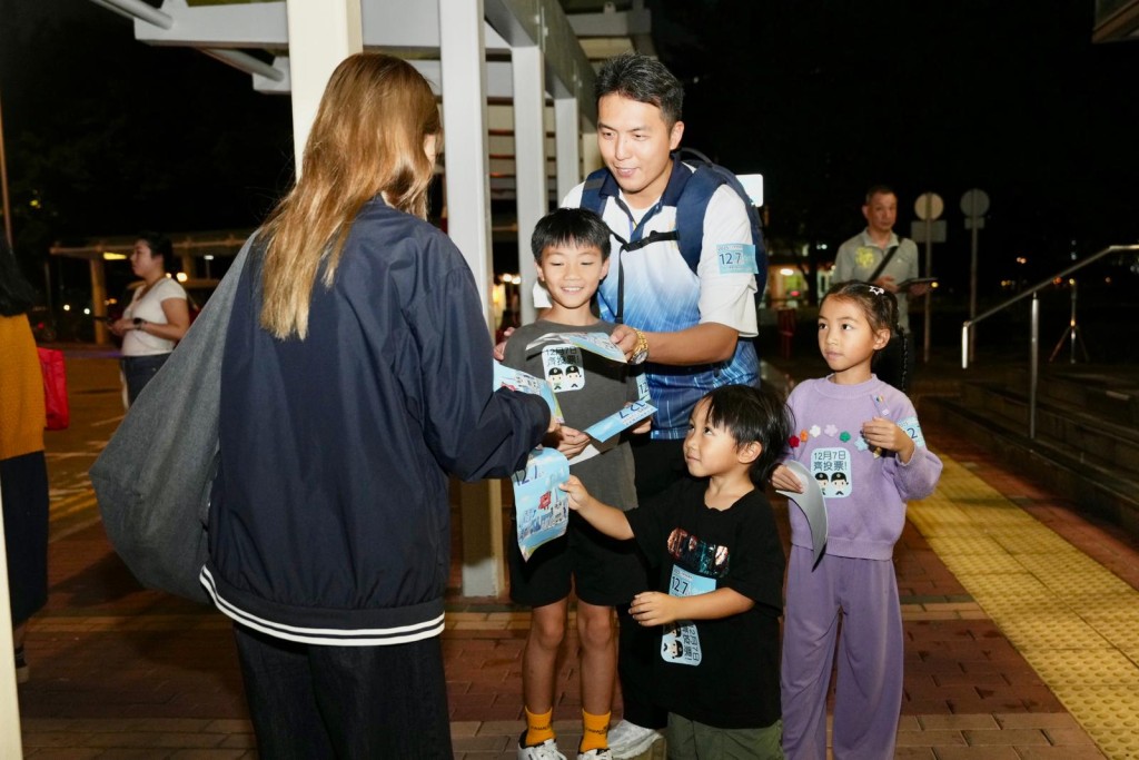 有懲教職員帶同子女出動，以身教方式，教導下一代履行公民責任，投入選舉。