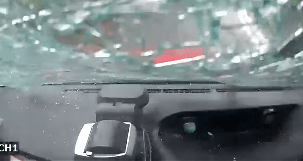 擋風玻璃爆裂。fb：車cam L（香港群組）