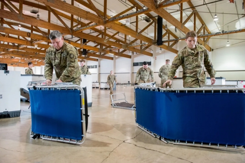 俄勒冈州国民警卫军在俄勒冈州博览会场建设「方舱医院」。(国民警卫军)