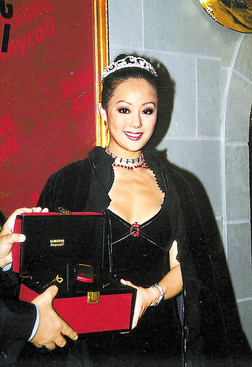 章小蕙父親為加拿大中文電視台創辦人，家境富裕。  ​