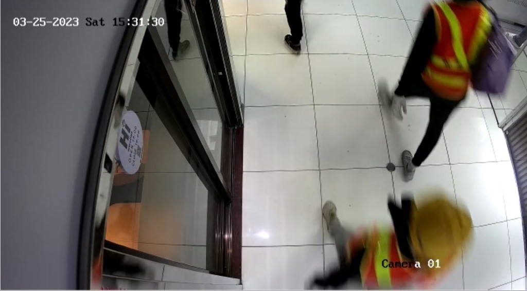 四名匪徒分工明確，兩人持利刀威嚇，其餘兩人分持黑色袋及紫色旅行袋專擸貴錶。(CCTV截圖)