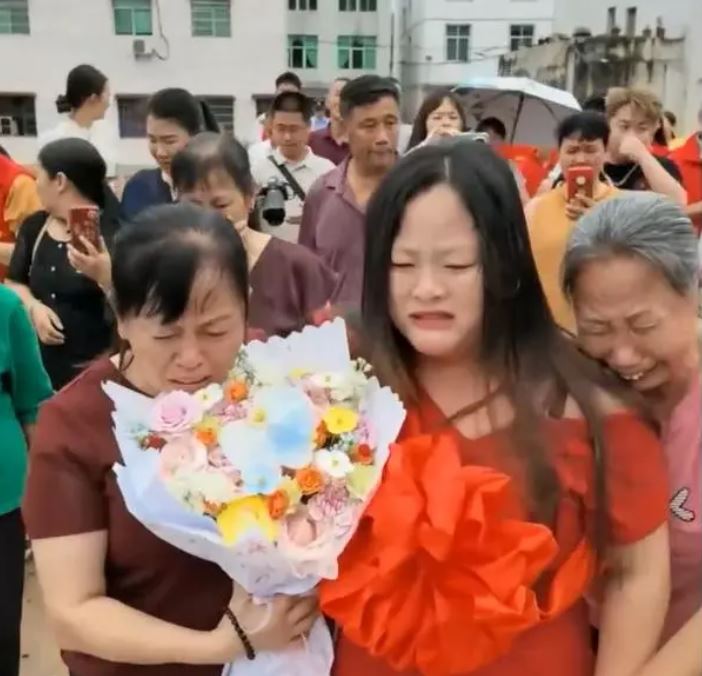 刘秀红（中）因一瓶沐浴露，离家22年才与家人团聚。