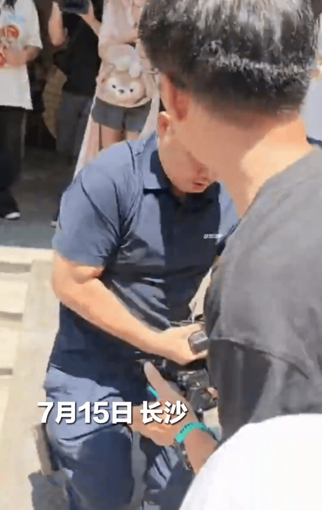 公司負責人(後方)搶奪記者的攝影設備。 中國新聞網 公司負責人(後方)搶奪記者的攝影設備。 中國新聞網