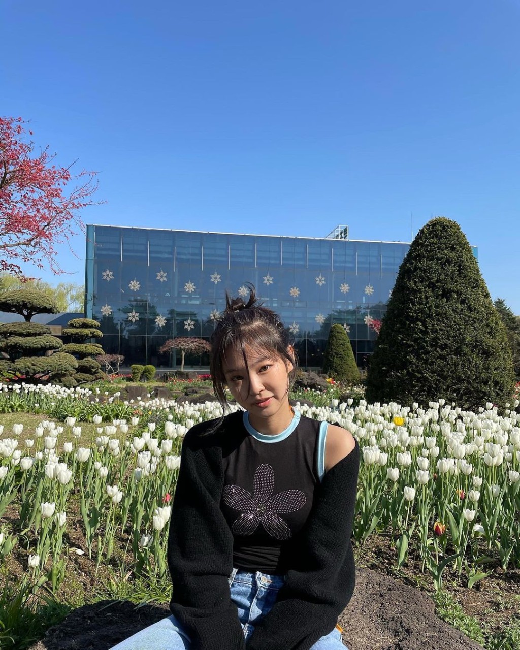 Jennie花花背心Look好襯主題。