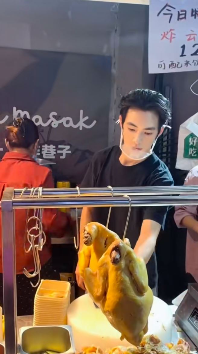王治的帅气样子令他的鸡饭档在网上爆红。