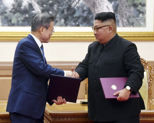 文在寅(左)到北韓與金正恩會面,氣氛友好。AP