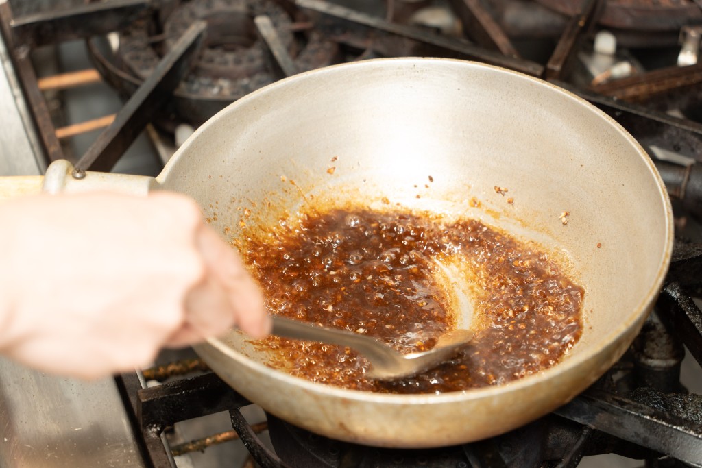 煮柱侯酱需要慢火熬煮。