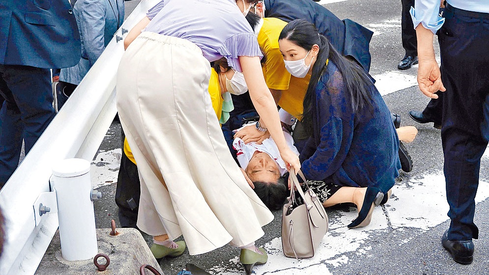 安倍中槍倒地。