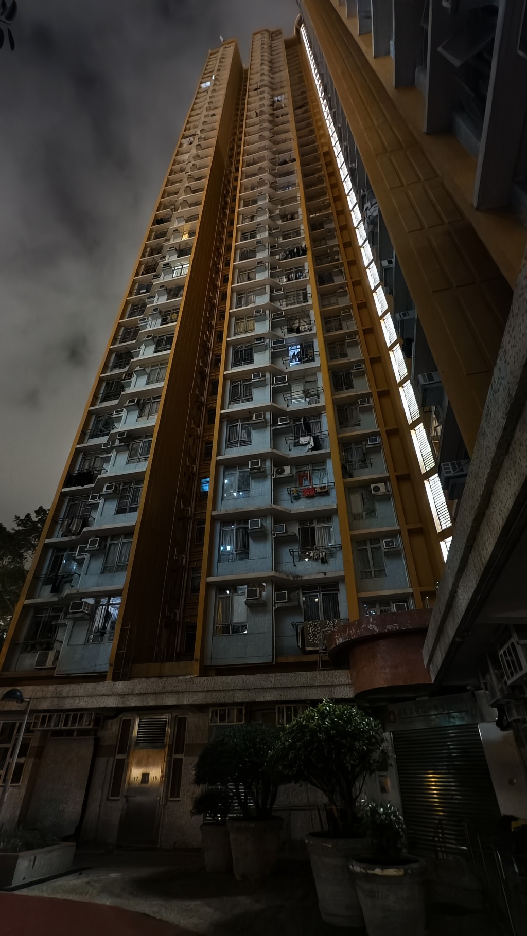 整幢葵涌邨夏葵樓發生停電。黃文威攝