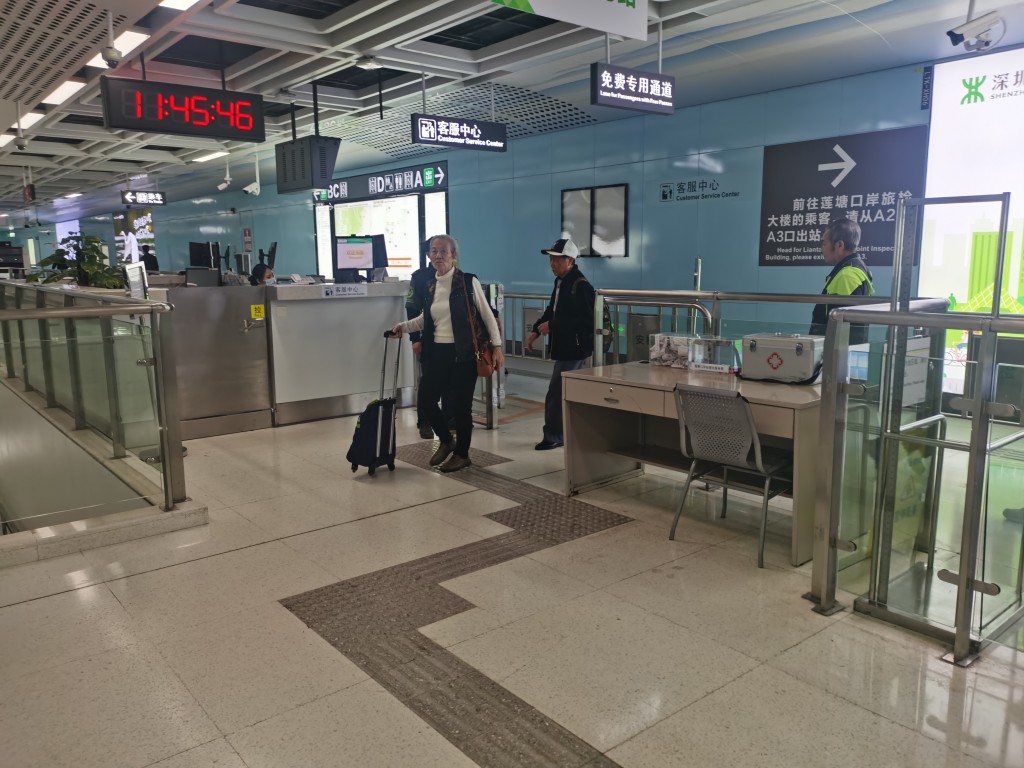 高女士与丈夫均年满60岁，出示回乡证便可经特别通道入闸乘坐深圳地铁。黄少君摄