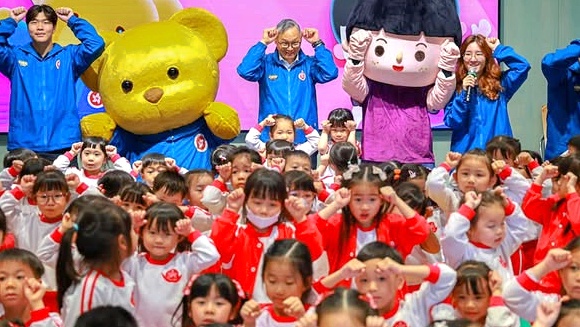 保安局副局長卓孝業(圖中)擔任神秘嘉賓「說書人」。