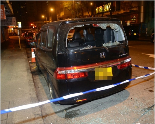 私家車車尾擋風玻璃碎裂。