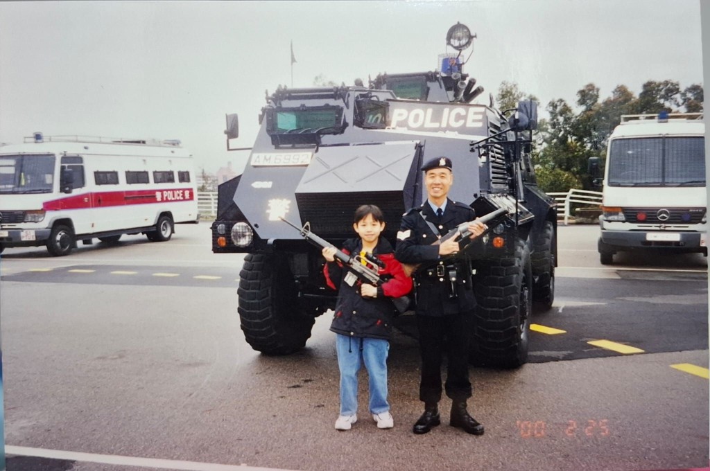 10岁时的冼亭彬与父亲于机动部队结业会操留影。 警方提供