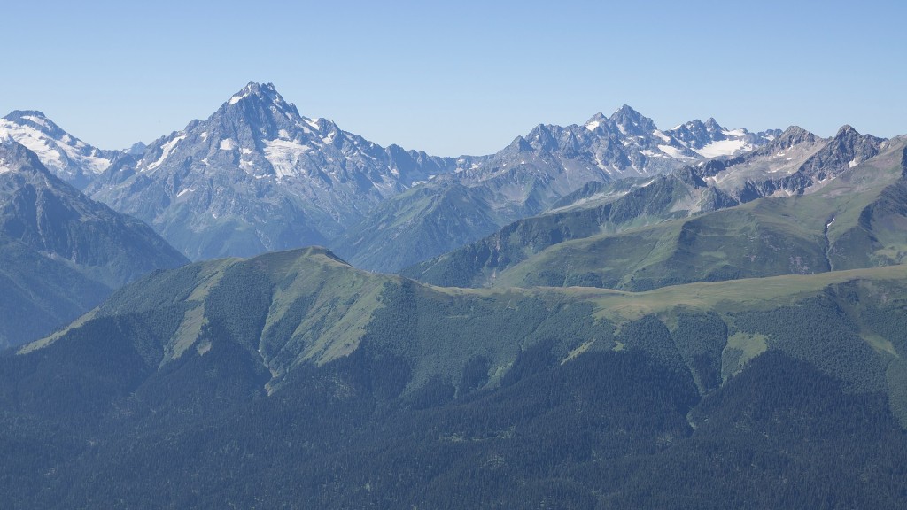 欧洲第一高峰：大高加索山脉为亚洲和欧洲的地理分界线，当中位于俄罗斯的厄尔布鲁士山更 是该国及欧洲的最高峰，达5,642米。 （维基百科图片）