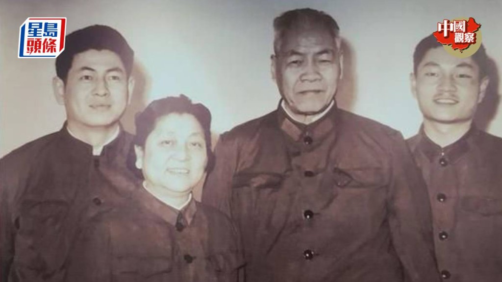 張宗遜(右二)與張又俠(右一)是解放軍罕見的父子上將。