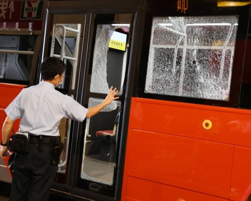 其中一塊車窗及落車門的玻璃被打碎。