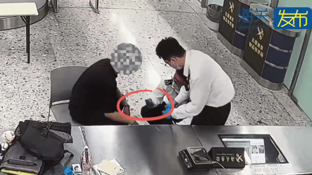 旅客被內地西九龍海關截查,發現鞋中藏兩包大麻。 旅客被內地西九龍海關截查,發現鞋中藏兩包大麻。