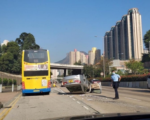 私家車「反肚」橫亙慢線上。圖：香港突發事故報料區 網民Michael Ming‎