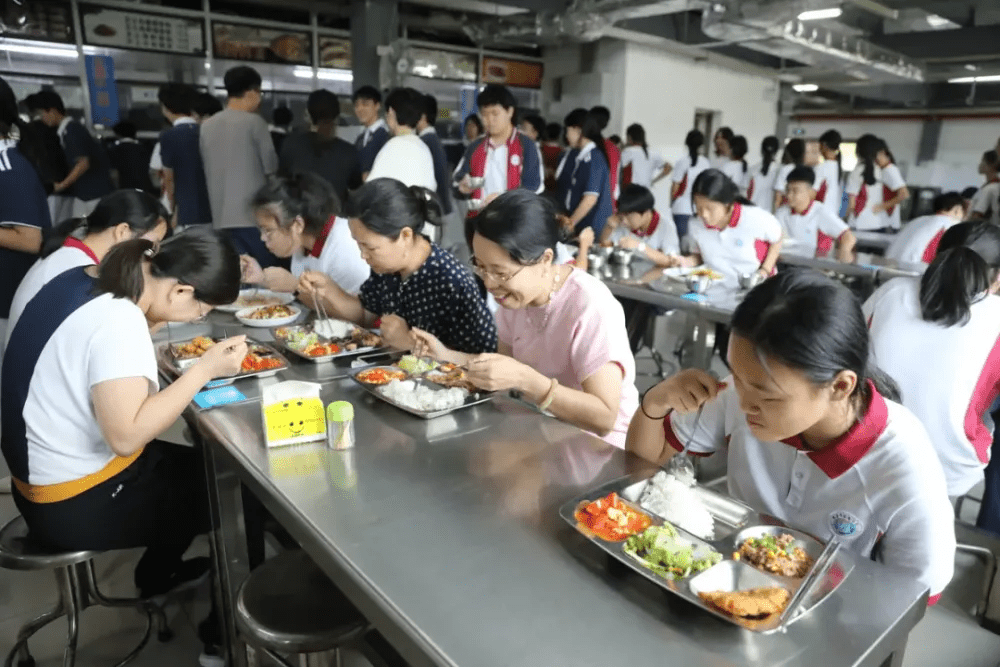 学校餐食安全问题引发关注。