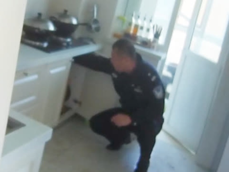 警員檢查煤氣。影片截圖