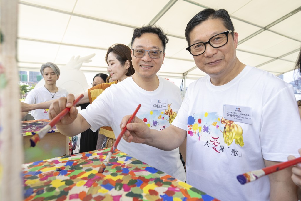 保安局局長鄧炳強(右一)及懲教署署長黃國興(右二)為「龍馬凳」進行彩繪。 保安局局長鄧炳強(右一)及懲教署署長黃國興(右二)為「龍馬凳」進行彩繪。
