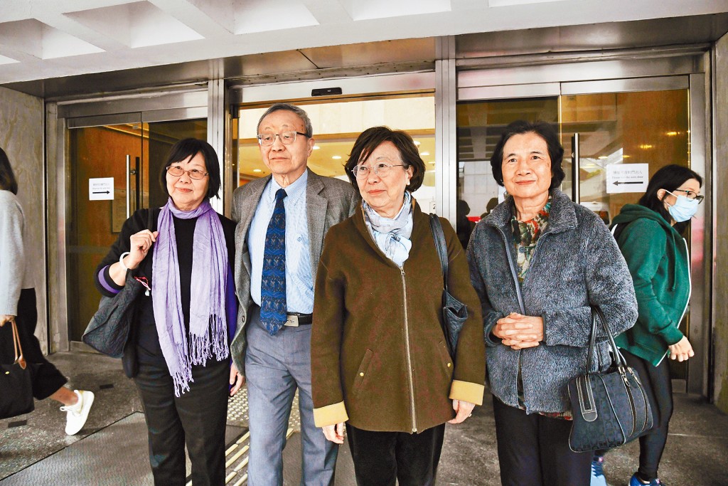 案中4被告左起：龔因心、龔仁心、龔中心、劉元春出庭。