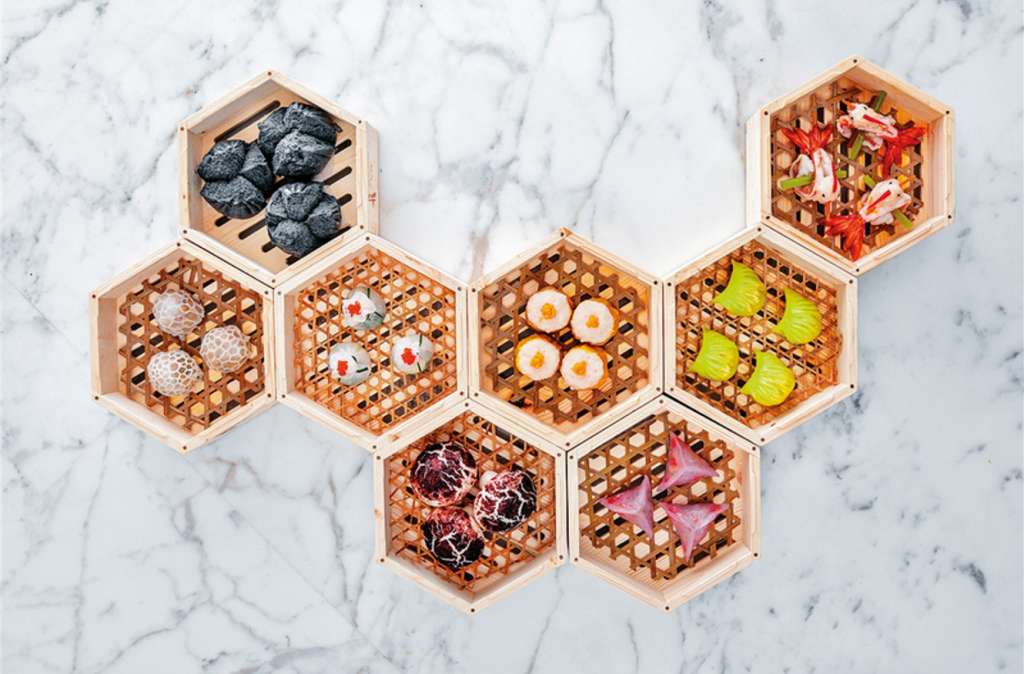 这里的点心即叫即做，厨师团队创作了多款新手工点心，外形生动，色彩多变。