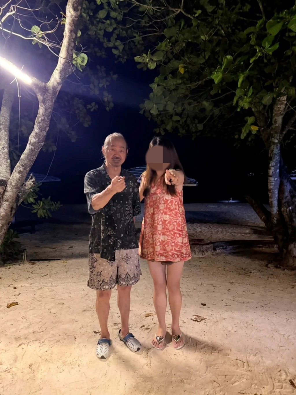 對於粉絲的合照要求，元華來者不拒，笑容可掬，完全沒有明星架子。