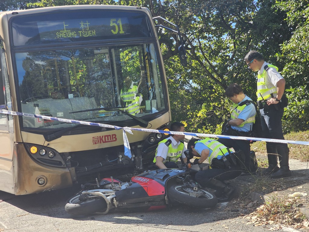 电单车与九巴相撞，铁骑士经送院后死亡。