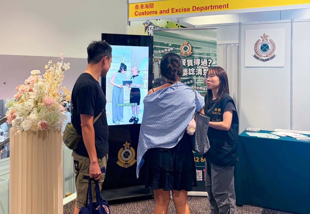 海關宣傳隊向出席婚展的市民派發宣傳單張。香港海關FB圖片