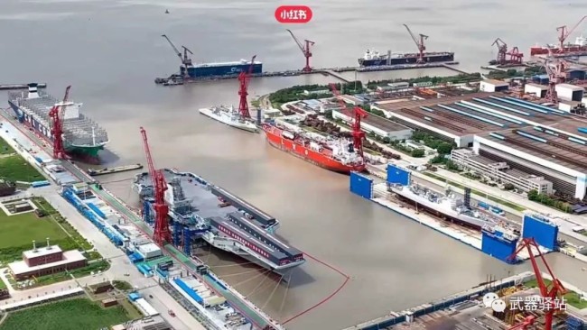 停泊在上海造船廠的「福建艦」。