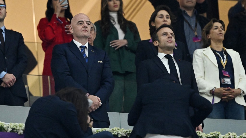 馬克龍獲安排進入球場的包廂內，與國際足協主席因凡蒂諾同坐，觀看全場比賽。REUTERS