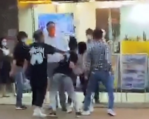 男子遭3人圍毆。網上影片截圖