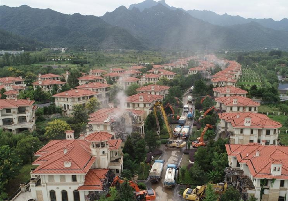 二○一八年掀起「秦嶺保衞戰」，上百萬平方米的違章建築被夷為平地，眾多豪華別墅化為瓦礫。新華社圖片