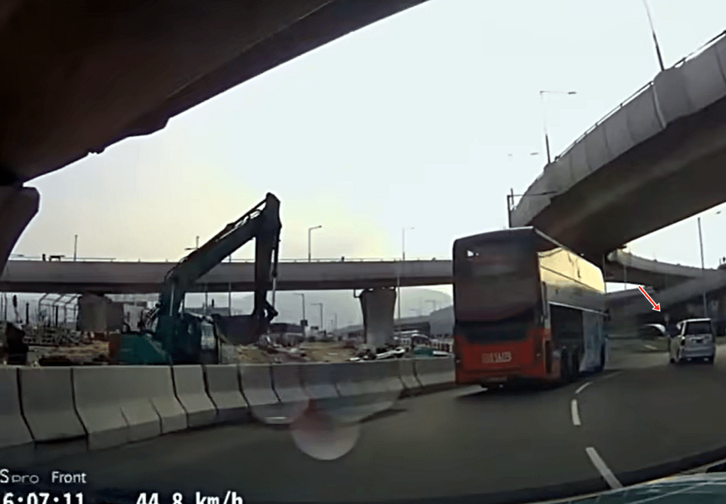 巴士沿迴旋處慢線而行。fb： 車cam L（香港群組）
