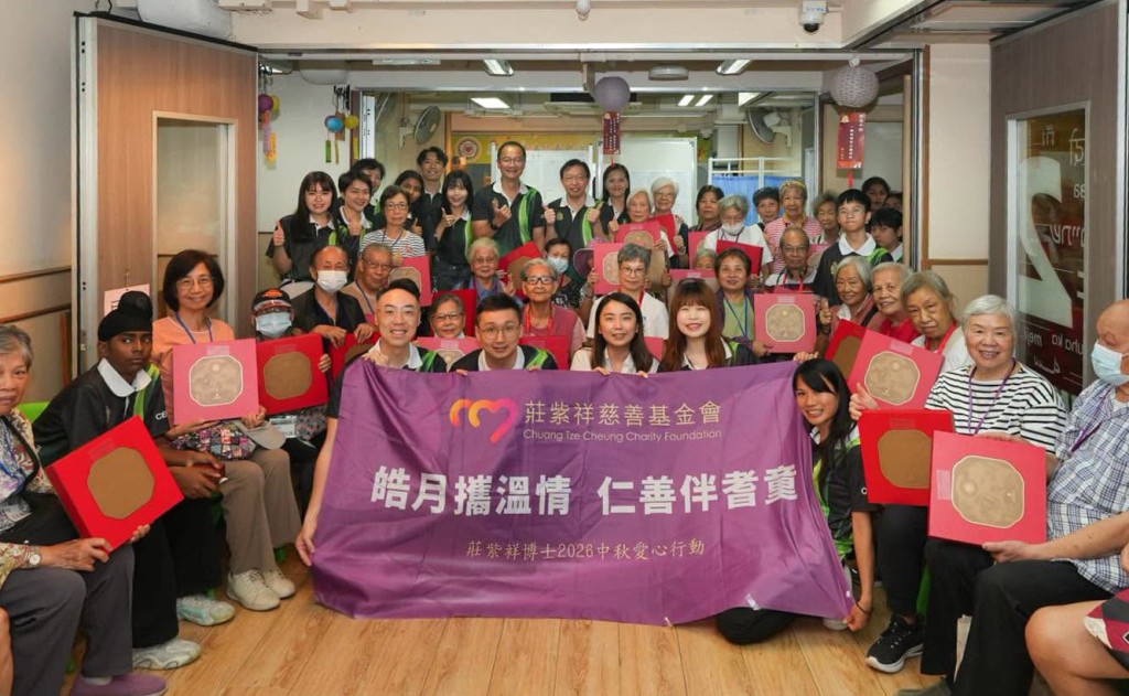 海關義工隊將歡樂將節日氣氛帶到社區。香港海關FB圖片