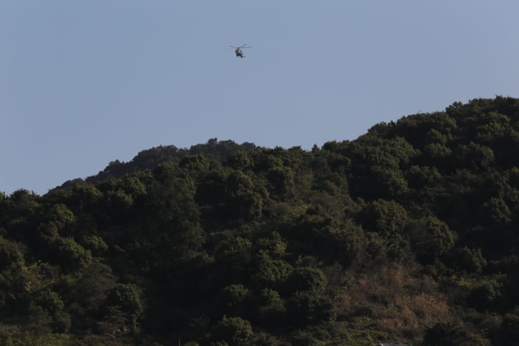 飞行服务队直升机在上空盘旋。