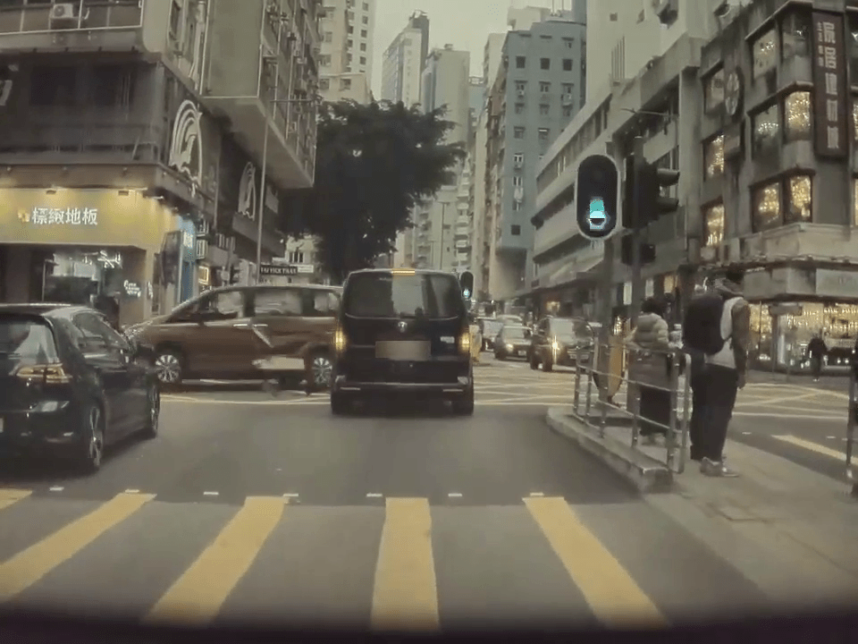 期間私家車懷疑衝燈，導致意外。車cam L（香港群組）FB