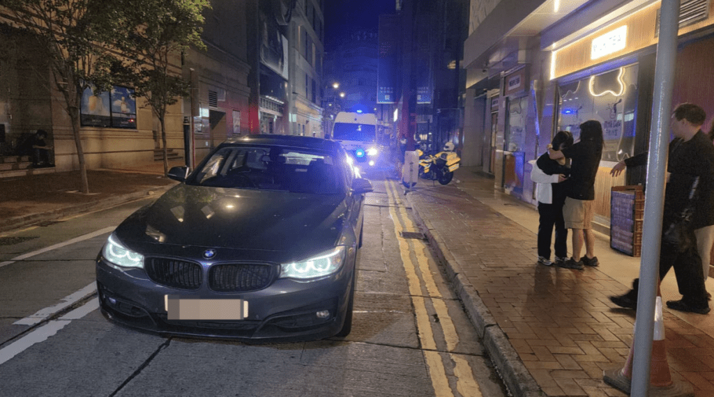 一輛寶馬私家車駛經耀華街一帶時左搖右擺,懷疑司機受酒精影響駕駛。黎志偉攝 一輛寶馬私家車駛經耀華街一帶時左搖右擺,懷疑司機受酒精影響駕駛。黎志偉攝