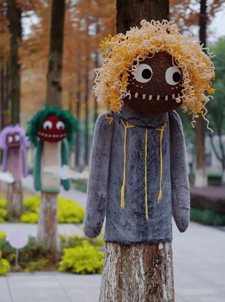 重慶渝興廣場上的「大樹人偶」,備受爭議。 重慶渝興廣場上的「大樹人偶」,備受爭議。