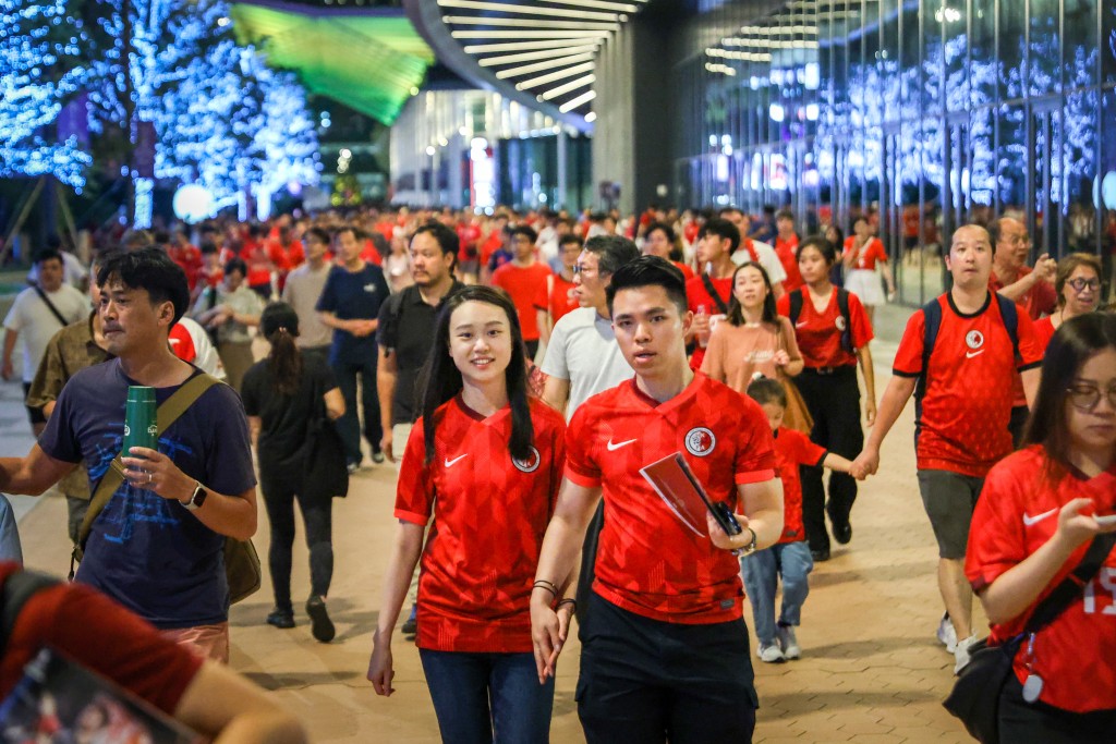 球迷身穿港隊球衣打氣。 球迷身穿港隊球衣打氣。