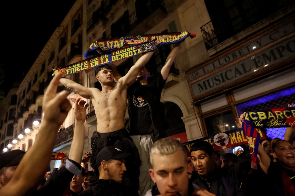 巴塞球迷上街慶祝。Reuters