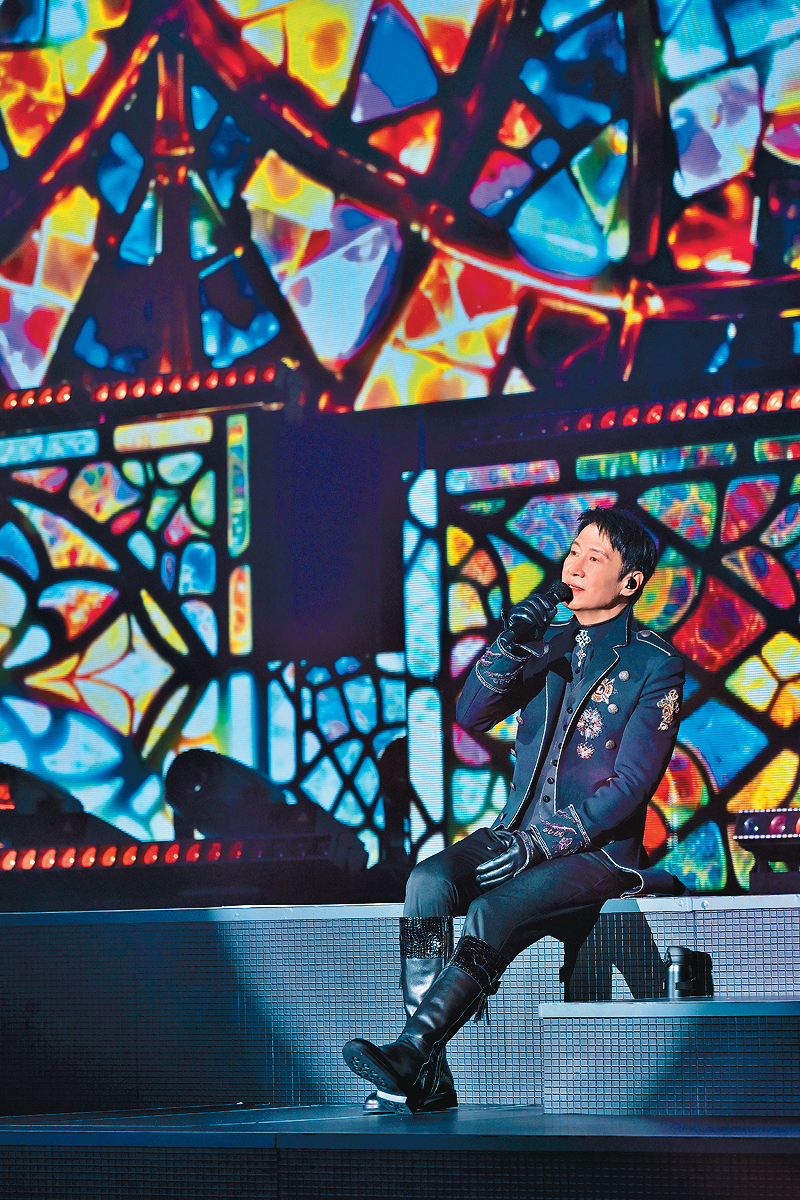 以船長造型登場的Leon，獻唱多首經典金曲。