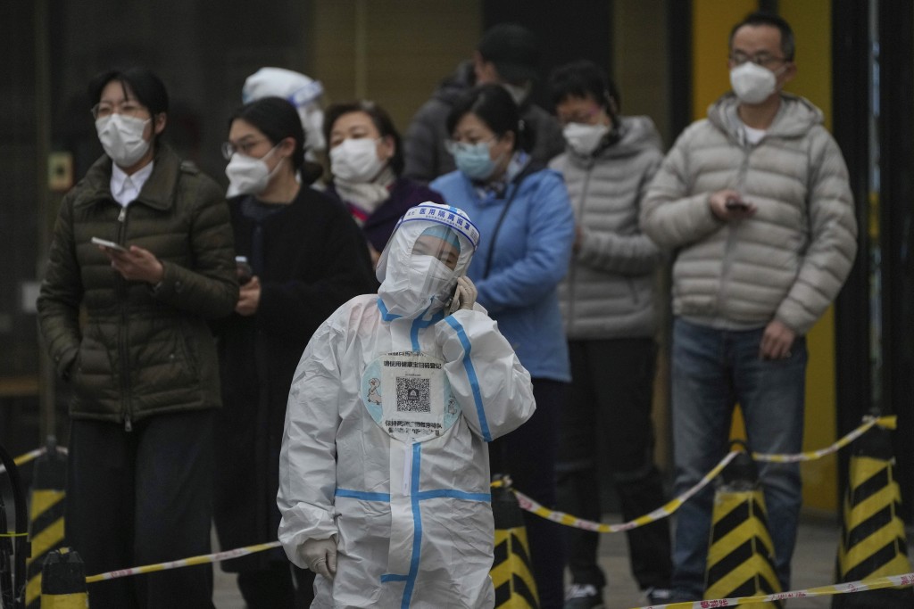 北京出現發熱門診排長隊、退燒藥供應緊張等情形。AP