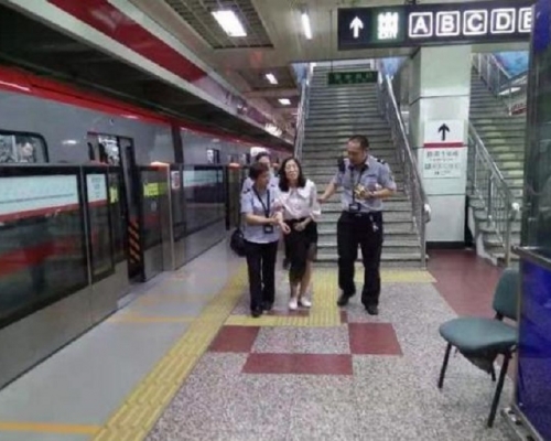 北京地鐵四惠站乘客不適。網上圖片