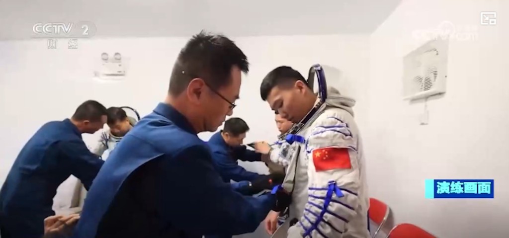 航天员救助队在演练紧急撤离航天员。央视
